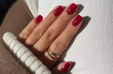 Unghie "Sangria": La Tendenza Perfetta per la Transizione Estiva-Autunnale
