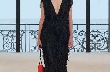Margaret Qualley e i Sandali Audaci di Chanel sul Tappeto Rosso