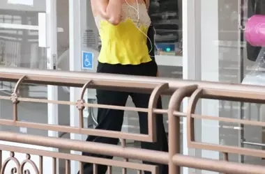 Hailey Bieber e la Tendenza del Giallo Canarino: Un Omaggio Vintage di Dolce&Gabbana