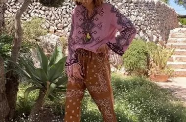 Pantaloni Bandana: L'Energia del Pattern nel Tuo Look