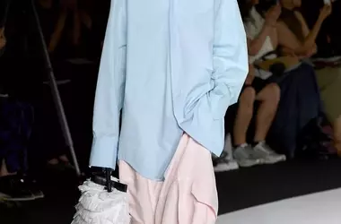 Azzurro e rosa: l'abbinamento cromatico per un rientro in ufficio con stile