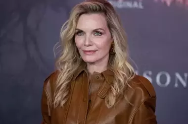 Michelle Pfeiffer ridefinisce l'eleganza estiva con il velluto color lampone