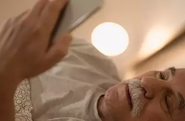 Affrontare l'Insonnia nell'Età Avanzata: Cause, Effetti e Soluzioni