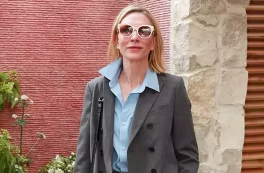 L'Eleganza Inattesa: Top a Fascia e Pantaloni Ampi per un Look Serale Raffinato