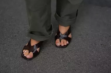Eleganza ai Piedi: Abbinamenti Chic tra Pedicure e Anelli