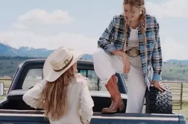 Le Sorelle Hadid Interpretano il Ruolo di Cowgirl Moderne per Guest in Residence