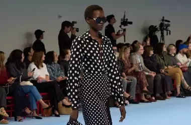 L'Eleganza Versatile della Maglia a Pois: Guida Completa per Ogni Occasione