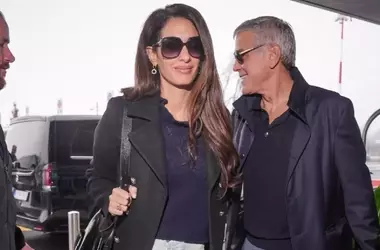L'Eleganza di Amal Clooney a Venezia: Un Iconico Arrivo Militare-Chic al Festival del Cinema