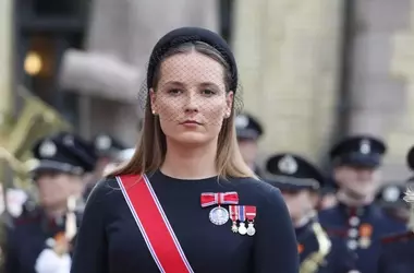 Ingrid Alexandra di Norvegia: Eleganza Sobria in un Momento di Transizione Reale