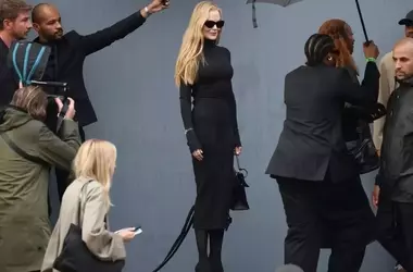 Nicole Kidman Incanta con l'Abito in Pizzo Versace: L'Anteprima di Pieter Mulier