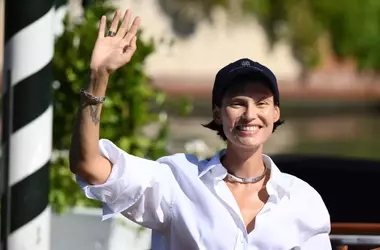 Bianca Balti Incanta Venezia con un Look Casual Sofisticato