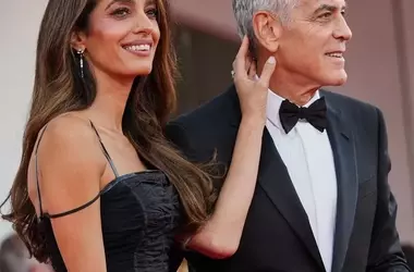 L'Eleganza Discreta di Amal Clooney: Unghie Color Latte Incantano al Festival di Venezia 2026
