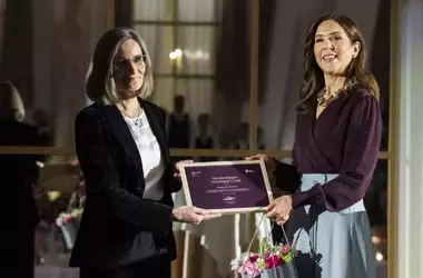 L'eleganza senza tempo della blusa di seta nera di Mary di Danimarca