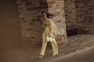Abiti da cerimonia settembrini: esaltare l'abbronzatura con stile