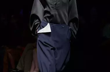 Stile Invernale: Eleganza del Blu e Nero Insieme