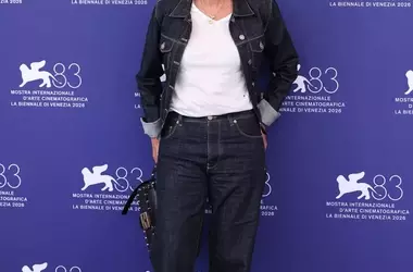 L'Eleganza Versatile del Denim Scuro: L'Outfit di Valeria Golino a Venezia