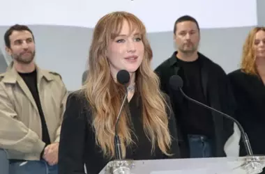 Jennifer Lawrence sfoggia la "frangia a farfalla" per un look autunnale rivoluzionario