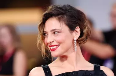 Jasmine Trinca ridefinisce l'eleganza con il suo falso bob al Festival di Venezia 2026