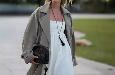 L'Eleganza Versatile: Come Abbinare l'Abito Bianco con il Trench per un Look Senza Tempo
