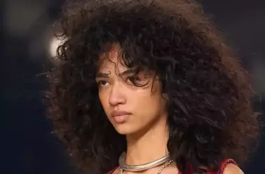 Onde Morbide per Capelli Medi: Guida Completa per uno Stile Naturale e Duraturo