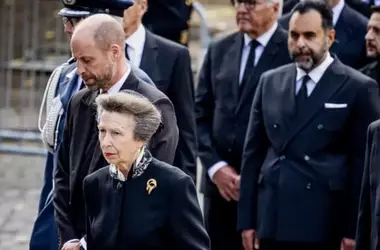 L'Eleganza del Cerchietto Nero: Un Accessorio Regale ai Funerali di Re Harald