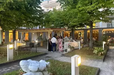 Cena Sotto le Stelle a Villa Alfieri: Un Addio Estivo Ricco di Emozioni e Comunità