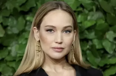 Jennifer Lawrence Incanta Instagram con Esordio Ironico e Virale