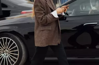 Il ritorno dei pantaloni neri stile Anni '90: eleganza senza tempo per l'autunno