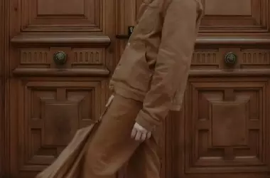 Il Ritorno Trionfale dei Toni Marroni nella Moda Autunnale