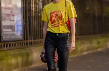 L'Accoppiata Imbattibile: T-shirt Stampata e Pantaloni in Pelle per un Look Audace