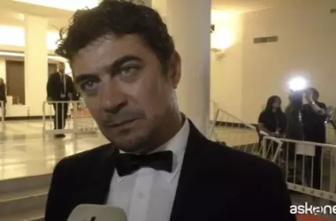 Riccardo Scamarcio celebra la paternità con il Premio Orizzonti a Venezia