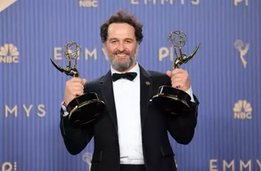 Matthew Rhys: Il Trionfo Storico agli Emmy 2026 con Doppia Vittoria