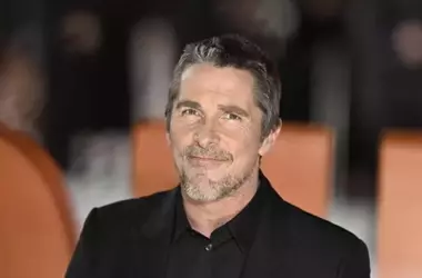 Christian Bale: da eroe dello schermo a costruttore di speranza per i bambini affidati
