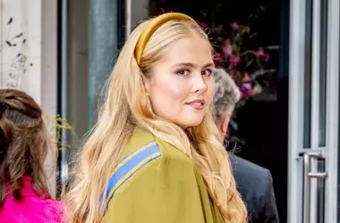 Cerchietti Reali: Amalia e Máxima d'Olanda Ridefiniscono l'Eleganza con Accessori Minimalisti
