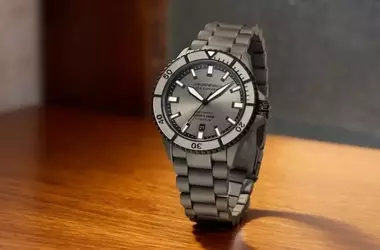 Emporio Armani lancia il Sea Explorer in titanio ultra-leggero con Nicolò Martinenghi