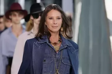 Christy Turlington sfila con orgoglio i capelli grigi in passerella