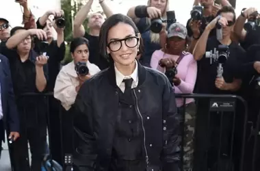 Demi Moore ridefinisce l'eleganza con un micro bob ultra lucido alla Settimana della Moda di New York