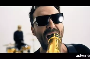 Cesare Cremonini lancia il singolo "Paparazzi" e annuncia il tour "Amateur"