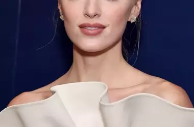Phoebe Dynevor e Cameron Fuller: Un Matrimonio da Favola in Provenza con un Look Nuziale Ispirato a Bridgerton
