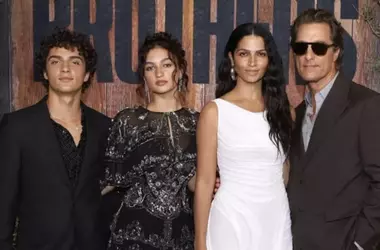 Matthew McConaughey e Famiglia Illuminano il Red Carpet con l'Amico Woody Harrelson