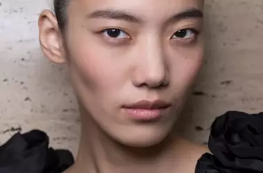 Unghie Autunnali di Velluto: L'Innovazione di Simone Rocha e le Sopracciglia Gioiello