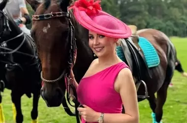 Anna Maria Rożek Stupisce con un Look Rosa Eleganza al Club di Polo di Varsavia