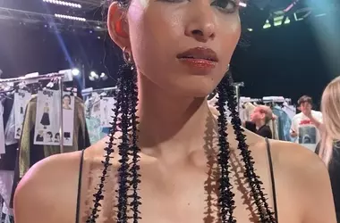 Dhruv Kapoor Primavera-Estate 27: Un Inno alla Lentezza nel Beauty Look