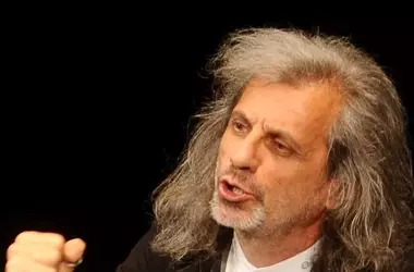 Bergonzoni al Duse: Nessuno si Risveglia da Solo per la Giornata Nazionale dei Risvegli