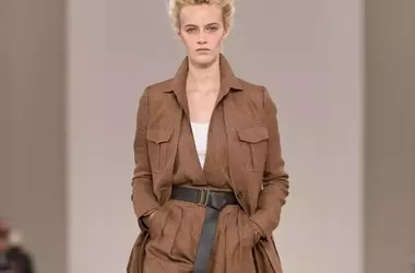 Max Mara: L'Eleganza delle Esploratrici nella Giungla Urbana