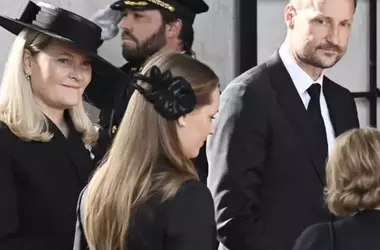 La Reazione di Re Haakon al Gesto di Mette-Marit: un Momento di Tensione ai Funerali Reali