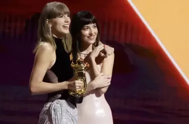 Taylor Swift e Dakota Johnson: un'armonia di stile sul palco degli MTV VMAs