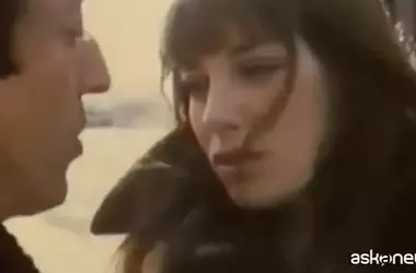 Jeanne Damas e la Ridefinizione dello Stile Parigino: Eleganza Autentica tra Cliché e Innovazione
