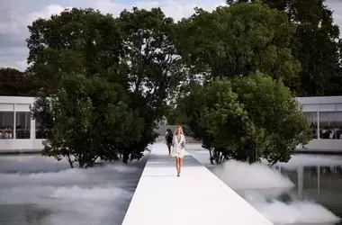 Dior incanta Parigi con una sfilata ispirata alla natura