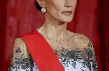 Il Segreto di Stile di Letizia di Spagna: L'Ombretto Rosato per Esaltare gli Occhi Verdi